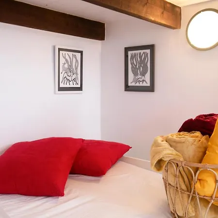 Authentic In Center Of Parisian Marais Appartamento